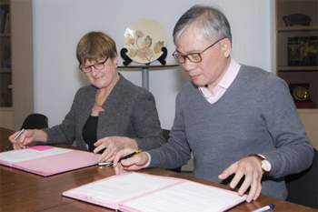 Signature des conventions, Mme De Larochelambert, Secrétaire générale de l’EHESP et Pr Nguyen Duc Hinh, Président de l’Université de médecine de Hanoï