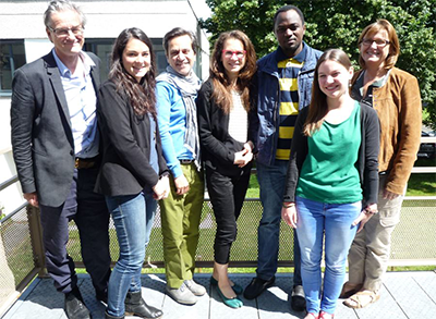 Jesus Ramirez-Valles, Jessica Mudry et Jimoh Amzat entourés de l’équipe Europubhealth de l’EHESP