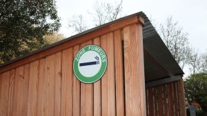 Vue de la signalétique sur les abris fumeurs en lisière de campus à l'EHESP, 2023