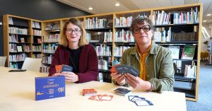Hélène Croguennec-Le Saout et Gaëlle Chesnais, enseignantes-expertes à l'EHESP et autrices du jeu sérieux Tous accompagnés ! (Presses de l'EHESP, sept 2025) - Photo : EHESP